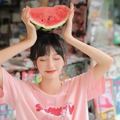 吃瓜少女海报图片大全,趣味横生的视觉盛宴