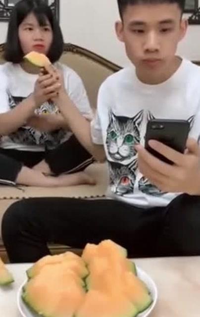 姐姐吃瓜笑弟弟,弟弟尴尬瞬间