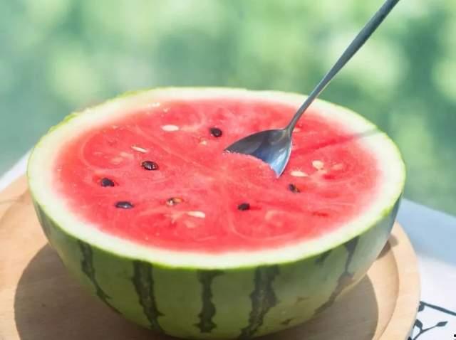 一勺吃瓜,揭秘娱乐圈背后的故事